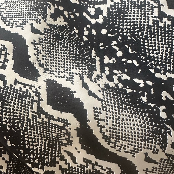 GECKO GRIP™ LEGGINGS: BLACK MAMBA - Picture 4 of 4